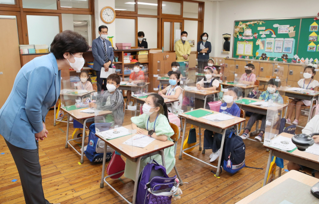 강은희 대구시교육감(왼쪽)이 24일 신종 코로나바이러스 감염증(코로나19) 상황에서 여름방학을 맞는 대구 동성초를 찾아 학생들에게 알찬 여름방학을 보내고 오라며 격려했다. 연합뉴스