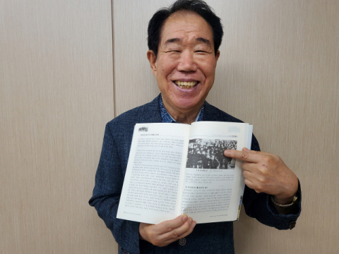 24일 공무원연금공단 대구지부에서 만난 하종성 대경상록자원봉사단 총단장이 매일신문이 제공한 2·28민주운동 대구학생의거 사진이 수록된 