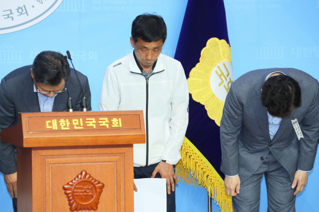 미래통합당 이양수 의원(왼쪽 부터), 고 최숙현 선수의 부친 최영희 씨 등이 10일 국회 소통관에서 긴급 보호가 필요한 신고자나 피해자를 위해 임시보호시설 설치·운영, 2차 가해 금지 등을 담은 일명 