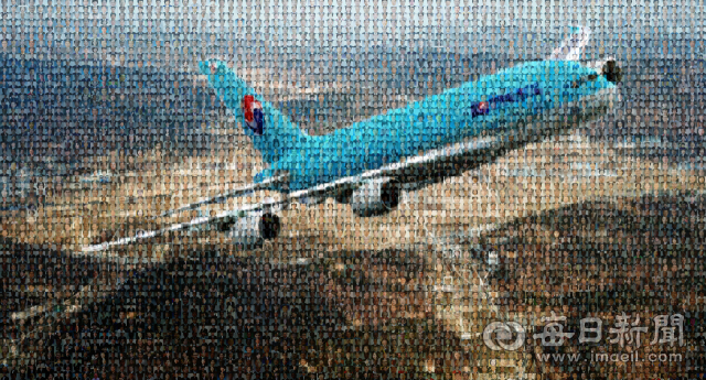 대구경북통합신공항 이전후보지 신청 기한이 이제 코앞으로 다가왔습니다. 대구경북 550만명은 2011년 동남권 신공항, 2016년 남부권 신공항 백지화의 좌절을 겪었습니다. 군위와 의성이 끝내 합의점을 찾지 못한다면 공항은 무산되거나 제3지역이 물망에 오르게 됩니다. 또 5년이란 고통의 시간을 처음부터 다시 시작해야 합니다. 신공항은 꺼져가는 지역 경제를 살리고 국가 경쟁력을 높여줄 기회입니다. 모두를 만족시키는 중재안은 있을 수 없습니다. 대구경북의 백년대계를 위해 군위군민의 대승적 결단을 기다리고 있습니다. 군위와 의성은 공항 유치 경쟁 과정에서 쌓인 상호 불신을 걷어내고 조금씩 양보해 대승적인 합의를 이끌어 대구경북의 새로운 하늘길이 열리기를 소망합니다. 사진은 대구경북 시도민 4천675명의 통합신공항 염원을 담은 대형사진입니다. 언뜻 보면 한 장의 사진이지만 자세히 보면 4천675장의 얼굴을 모자이크한 조각입니다. 대구경북 550만명을 상징해 각계각층의 시도민들이 일터에서 통합신공항을 기원하는 의미를 담아 통합신공항 공동후보지(군위 소보·의성 비안)를 이륙하는 초대형 여객기의 모습을 표현했습니다. 우태욱 기자 woo@imaeil.com 김영진 기자 kyjmaeil@imaeil.com