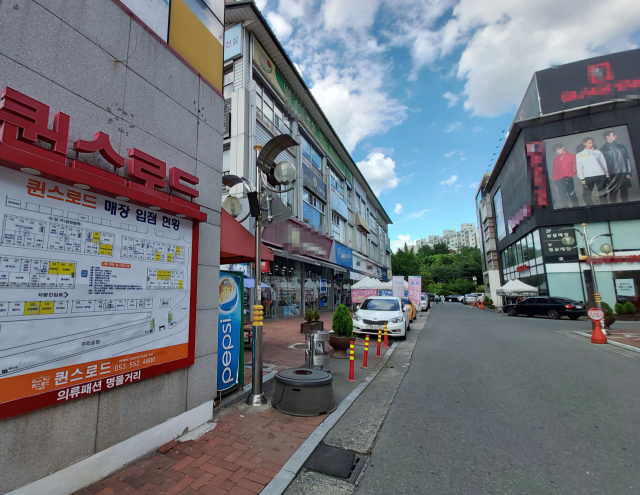지나26일 오후 2시쯤 대구 서구 중리동 퀸스로드에 입점한 매장들이 운영되고 있다. 이수현 기자