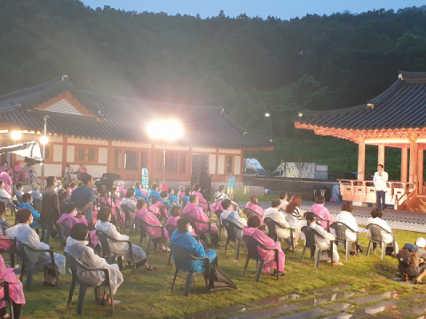 스타강사 김창옥 아카데미 대표가 25일 김천 사명대사공원에서 관광객, 지역주민 등을 대상으로 