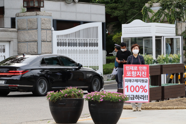 김정재 미래통합당 국회의원(포항 북)은 26일 오후 고위당정청 회의가 열리는 서울 종로구 삼청동 국무총리 공관 앞에서 1인 시위를 하며 