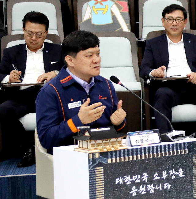 정봉군 SK머티리얼즈 연구원이 불화수소가스 국산화 성공신화를 설명하고 있다. SK머티리얼즈 제공