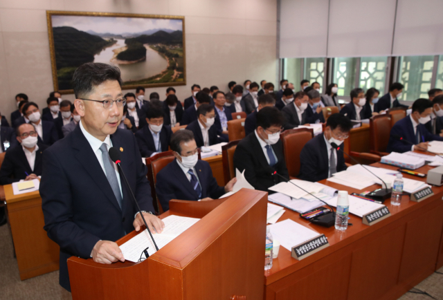 김현수 농림축산식품부 장관이 27일 오전 서울 여의도 국회에서 열린 농림축산식품해양수산위원회 전체회의에서 업무보고를 하고 있다. 연합뉴스