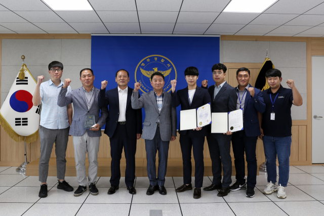 경북경찰청 베스트 형사팀에 선정된 영주경찰서 형사1팀 형사들이 파이팅을 외치고 있다. 영주서 제공