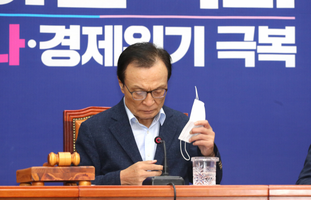 더불어민주당 이해찬 대표가 27일 오전 서울 여의도 국회에서 열린 최고위원회의에 참석해 마스크를 벗고 있다. 연합뉴스