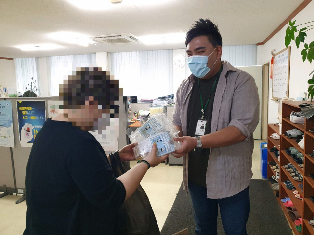 대구장애인가족지원센터에서 언어장애 자녀를 둔 한 어머니가 립뷰 마스크를 받고 있다. 배주현 기자
