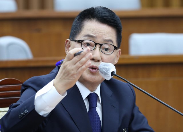 박지원 국가정보원장 후보자가 27일 오전 서울 여의도 국회에서 열린 정보위원회 인사청문회에서 의원들의 질의에 답변하고 있다. 연합뉴스