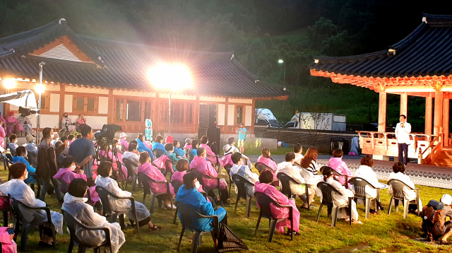 스타강사 김창옥 아카데미 대표가 25일 김천 사명대사공원에서 관광객, 지역주민 등을 대상으로 