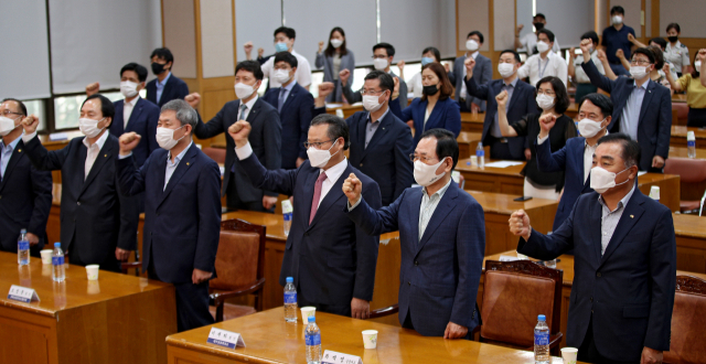 27일 오후 대구상공회의소에서 열린 대구·경북 통합신공항 이전부지 확정 촉구대회에서 대구·경북 상공인들이 이전부지 합의를 촉구하는 구호를 외치고 있다. 김영진 기자 kyjmaeil@imaeil.com