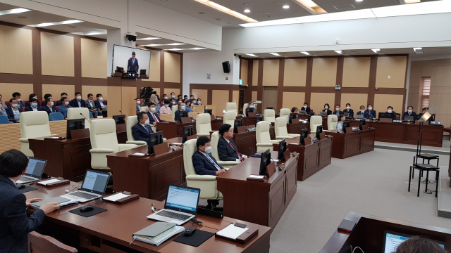 안동시의회가 후반기 첫 임시회부터 의결정족수 미달로 산회되는 파행을 보이고 있다. 지난 24일 열린 임시회 본의회장에 듬성듬성 의원석이 비어있는 모습. 엄재진 기자