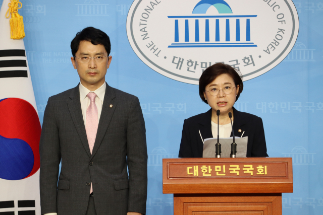 김정재(경북 포항북, 오른쪽)·김병욱(포항남울릉) 국회의원이 27일 국회 소통관에서 기자회견을 갖고 정부가 추진하고 있는 