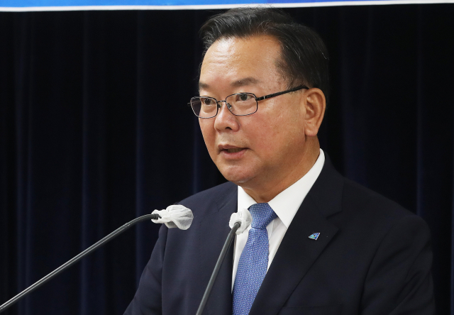 더불어민주당 당 대표에 출마한 김부겸 전 의원이 27일 오전 경기도 수원시 경기도의회에서 기자회견을 열고 취재진 질문에 답하고 있다. 연합뉴스