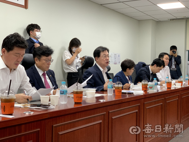 미래통합당 소속 경북 지역구 국회의원 13명은 28일 오전 국회 의원회관에서 간담회를 갖고 후보지 신청 문제로 난항을 겪는 대구경북 통합신공항 문제를 논의했다. 홍준표 기자