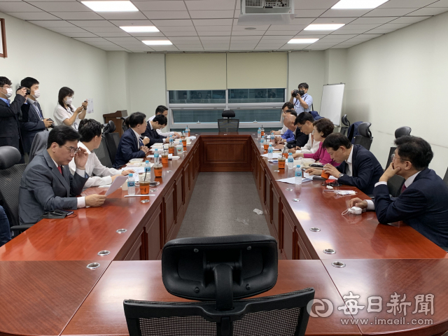 미래통합당 소속 경북 지역구 국회의원 13명은 28일 오전 국회 의원회관에서 간담회를 갖고 후보지 신청 문제로 난항을 겪는 대구경북 통합신공항 문제를 논의했다. 홍준표 기자