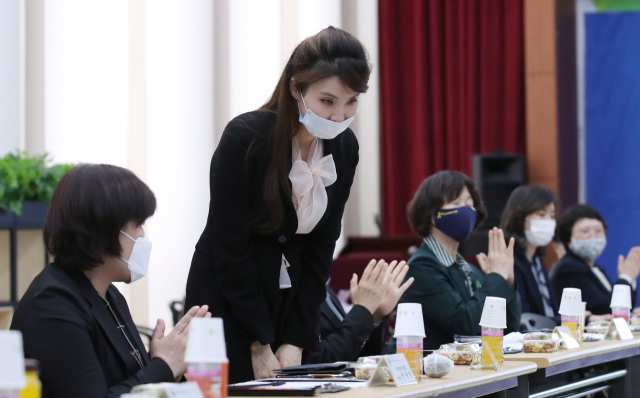 법무부 양성평등정책 특별자문관인 서지현 검사가 20일 서울 서대문구 경찰청 문화마당에서 열린 여성안전 정책자문단 위촉식에 참석해 인사하고 있다. 연합뉴스