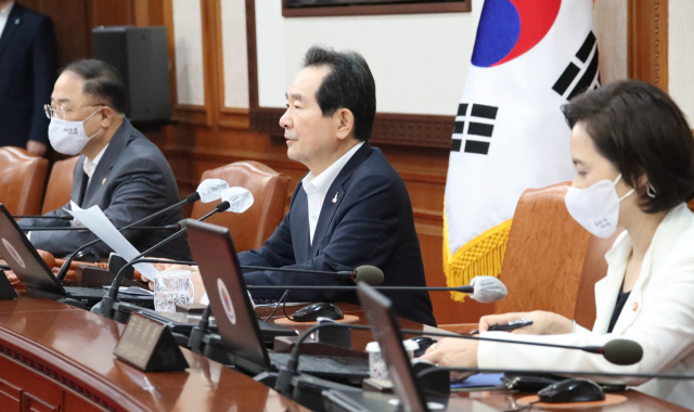 정세균 국무총리가 28일 정부서울청사에서 열린 국무회의를 주재하며 발언하고 있다. 연합뉴스