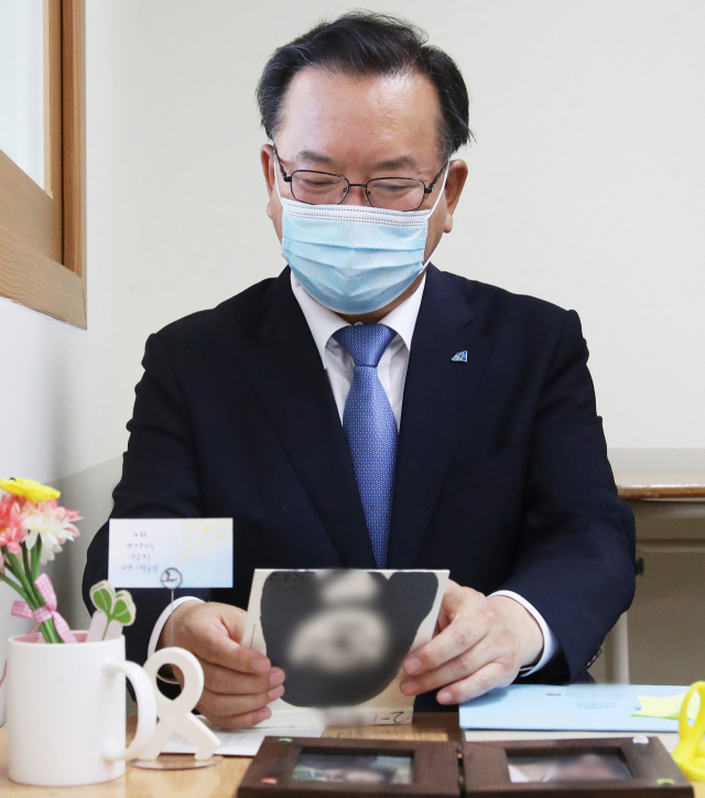 더불어민주당 당 대표에 출마한 김부겸 전 의원이 27일 오후 경기도 안산시 단원고 4.16기억교실을 방문해 교실을 살펴보고 있다. 연합뉴스