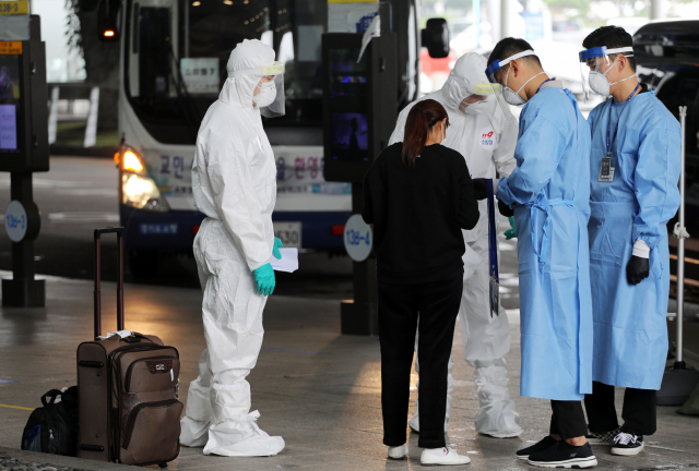 27일 오후 인천국제공항에서 관계자들이 외국인 입국자들을 안내하고 있다. 연합뉴스