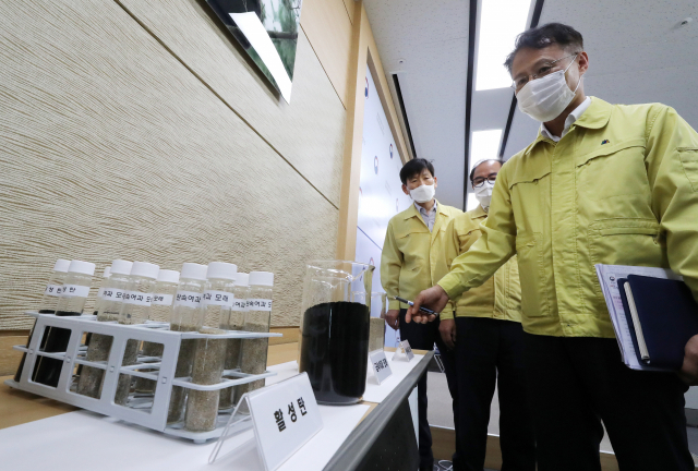 신진수 환경부 물통합정책국장이 28일 오전 세종시 정부세종청사에서 전국 일반정수장 배수지와 수용가에서 유충 미발견과 관련한 브리핑에 앞서 정수장 여과지 안에 들어가는 활성탄과 모래 등을 설명하고 있다. 연합뉴스