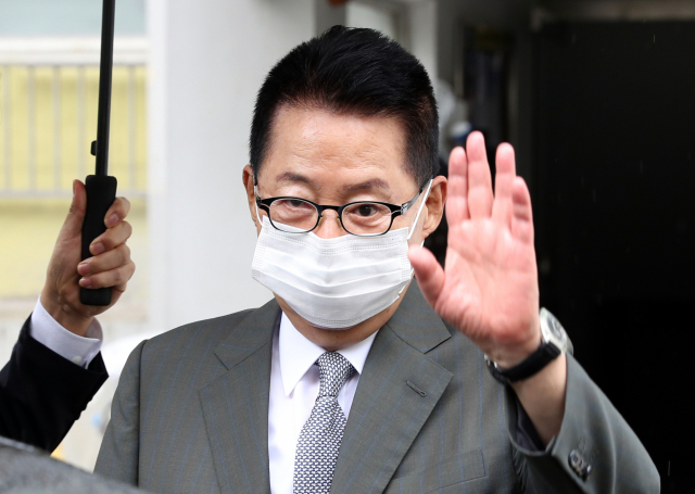28일 오전 박지원 국정원장 후보자가 서울 여의도 자택을 나서며 손을 들어 인사하고 있다. 연합뉴스