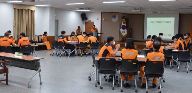 영천소방서 직원들이 영천실내체육관의 대형 화재 발생 상황을 가정해 현장대응능력을 강화하는 기능숙달 도상훈련을 하고 있다. 영천소방서 제공