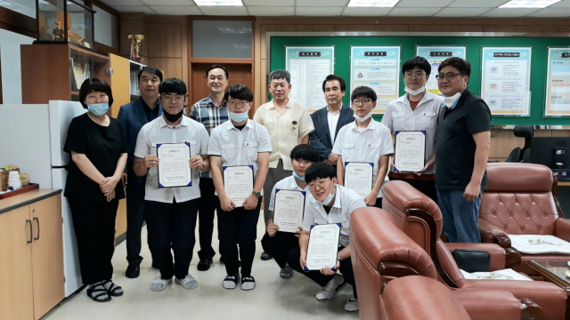 대구 달성고 총동문 장학회가 최근 달성고 교장실에서 모범 학생 6명에게 장학금 200만원을 나눠 전달했다. 달성고 제공