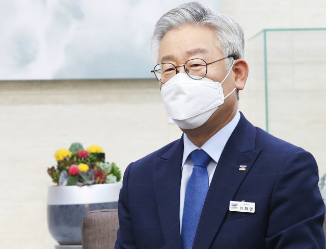 이재명 경기도지사가 27일 오전 경기도 수원시 경기도청에서 더불어민주당 당 대표에 출마한 김부겸 전 의원과 만나 발언하고 있다. 연합뉴스