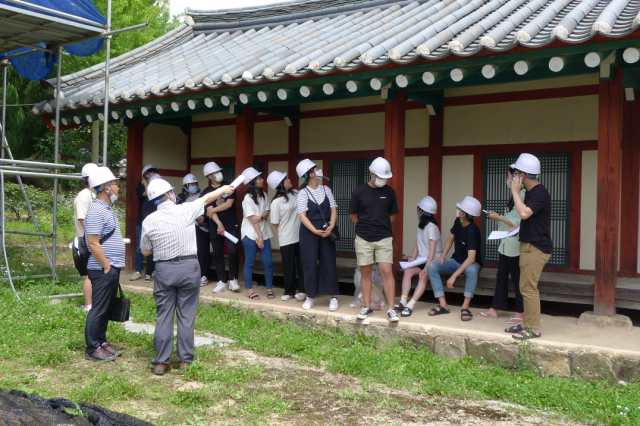 대구과학대 건축인테리어과의 전통건축실무 역량강화교육 모습. 대구과학대 제공