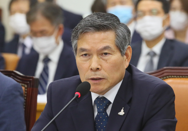 정경두 국방부 장관이 28일 국회 국방위원회 전체회의에서 답변하고 있다. 연합뉴스