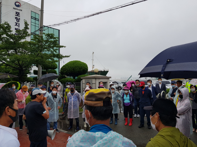 28일 오전 포항시 남구 동해면 임곡리 어촌계 어민 70여 명이 포항지방해양수산청 앞에서 조개 폐사와 모래 유실 등에 대한 피해 보상과 대책 마련을 촉구하는 집회를 열고 있다. 배형욱 기자
