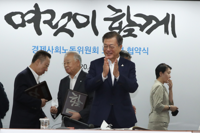 문재인 대통령이 28일 서울 종로구 경제사회노동위원회에서 열린 노사정 협약식에서 기념촬영을 한 뒤 참석자들에게 박수를 보내고 있다. 왼쪽부터 박용만 대한상의 회장, 손경식 경총 회장, 문 대통령, 김윤자 공익위원. 연합뉴스