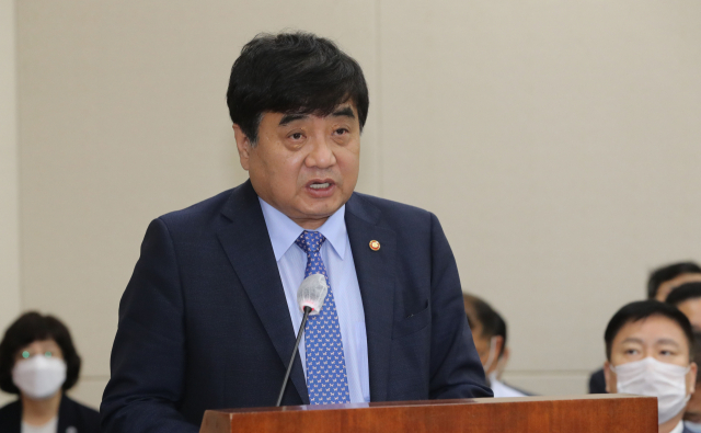 한상혁 방송통신위원회 위원장이 28일 오전 서울 여의도 국회에서 열린 과학기술정보방송통신위원회 전체회의에서 업무보고를 하고 있다. 연합뉴스