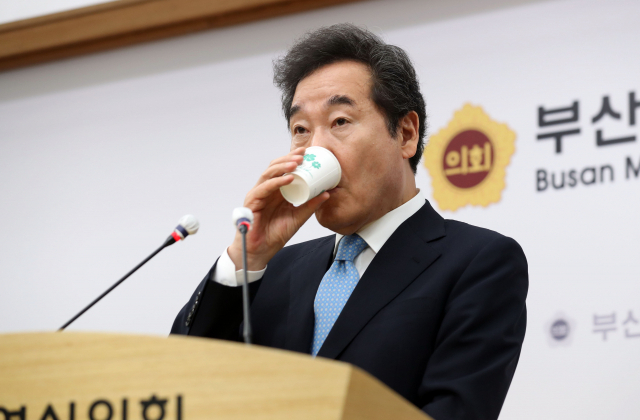 이낙연 더불어민주당 당 대표 후보가 28일 오전 부산시의회 브리핑룸에서 부산 언론인과 기자회견을 하면서 물을 마시고 있다. 연합뉴스