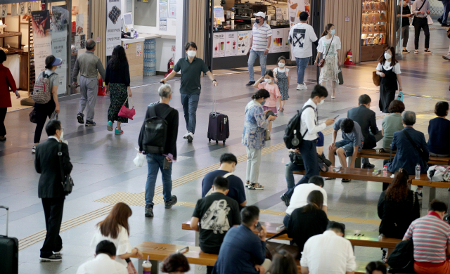 본격적인 휴가철에 들어간 28일 오후 동대구역 대합실이 시민들로 붐비고 있다. 이번 여름휴가는 코로나19 사태로 인해 해외여행이 어려워져 국내 여행이 증가하고 있다. 김영진 기자 kyjmaeil@imaeil.com