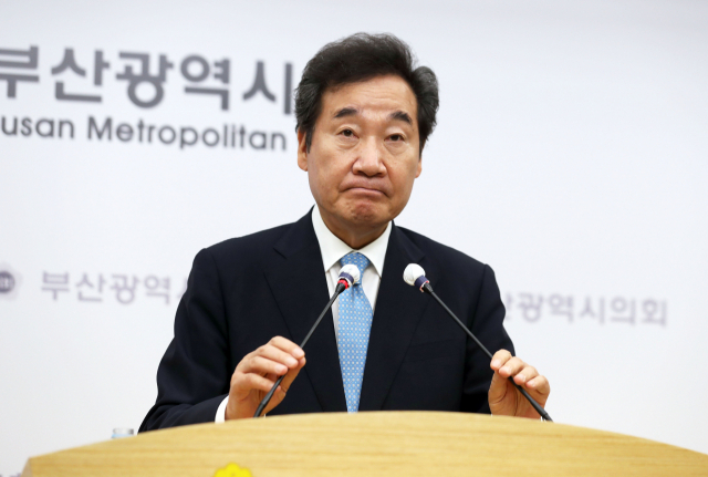이낙연 더불어민주당 당 대표 후보가 28일 오전 부산시의회 브리핑룸에서 부산 언론인과 기자회견을 하고 있다. 연합뉴스