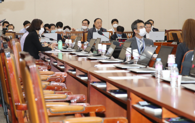 28일 오후 국회에서 열린 기획재정위원회 전체회의에서 미래통합당 의원들이 야당 발의 법안은 제쳐두고 민주당 법안만 상정해 처리하려 한다며 퇴장, 의원들의 자리가 비어있다. 연합뉴스