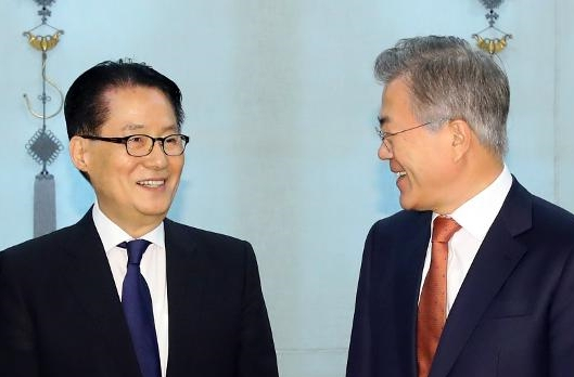 2018년 4월 청와대에서 열린 남북정상회담 원로자문단과의 오찬에서 대화를 나누던 문재인 대통령(오른쪽)과 당시 민주평화당 소속 박지원 의원. 연합뉴스