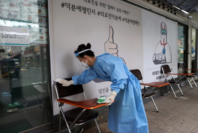 코로나19 신규 확진자 28명 중 지역 발생 확진자가 5명으로 확인된(28일 0시 기준) 28일 오후 서울 중구보건소 선별진료소에서 관계자가 대기 좌석을 소독하고 있다. 연합뉴스
