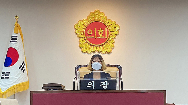 배지은 학생이 의장석에 앉아 의회활동을 진행하고 있는 모습. 경일대 제공
