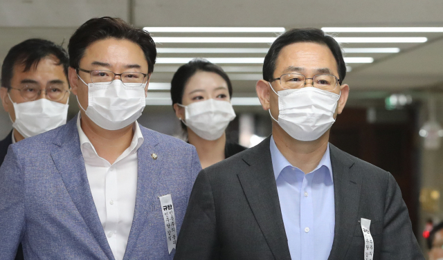 미래통합당 주호영 원내대표와 김성원 원내수석부대표가 29일 오전 서울 여의도 국회에서 의원총회를 마치고 회의실을 떠나고 있다. 연합뉴스