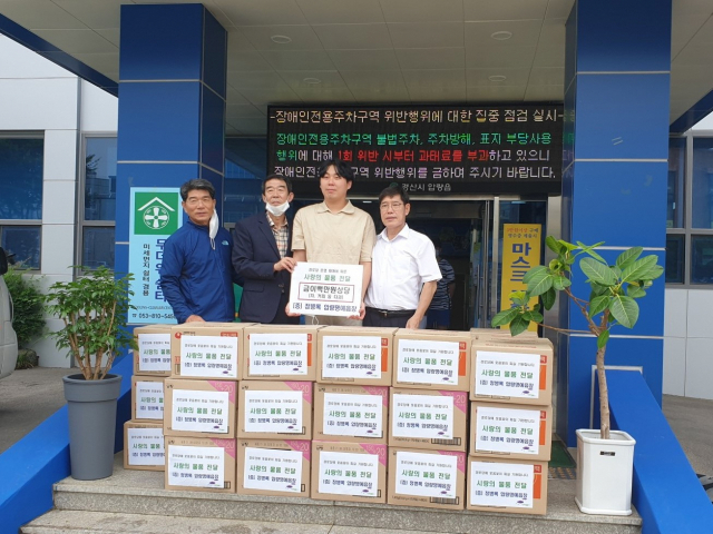 정병록 경산압량명예읍장이 지역내 경로당을 방문해 커피 등 다과를 전달했다.