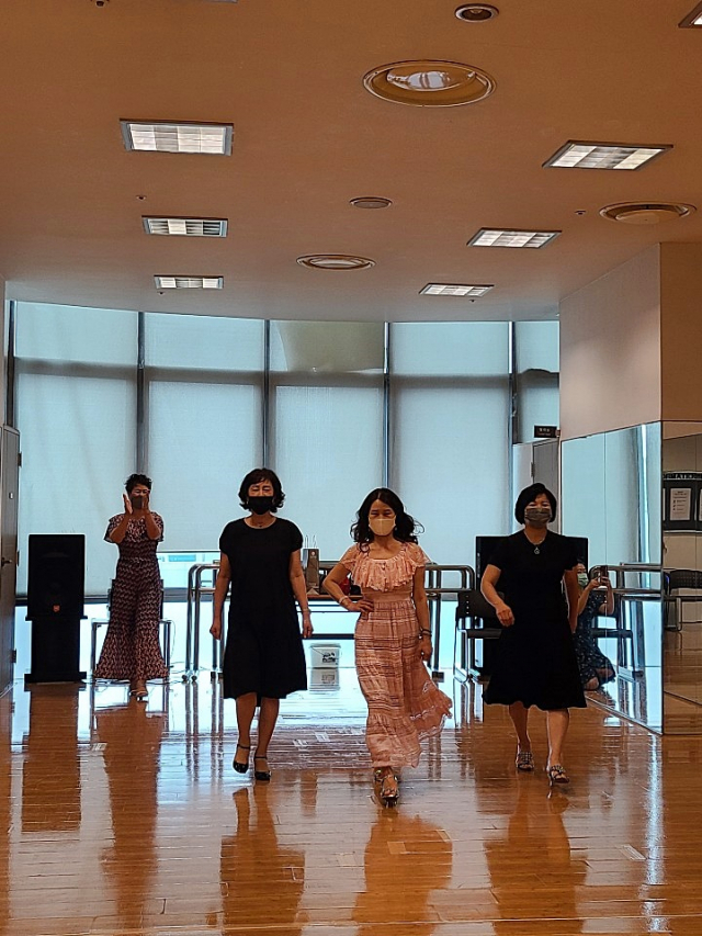 지난 25일 롯데백화점 상인점 문화센터에서 진행된 시니어 모델 수업. 롯데백화점 제공