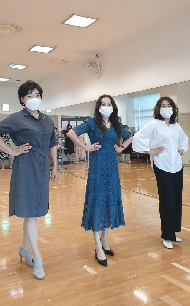 지난 25일 롯데백화점 상인점 문화센터에서 진행된 시니어 모델 수업. 롯데백화점 제공