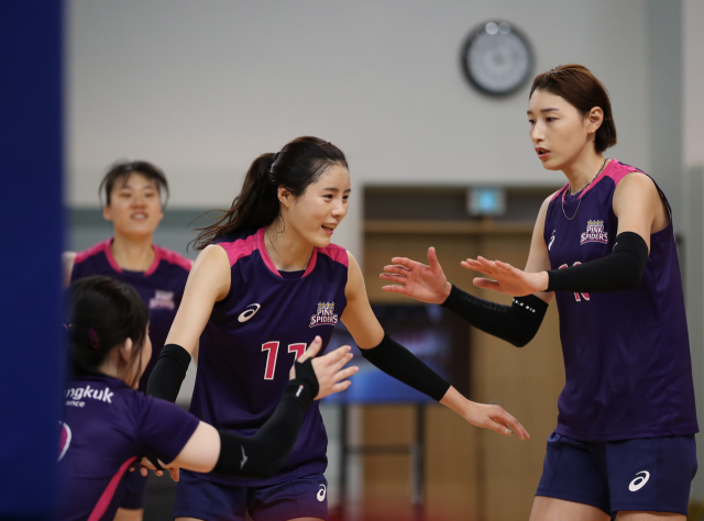 김연경, 이다영 등 흥국생명 여자 배구팀 선수들이 29일 오전 경기도 용인 흥국생명 연수원에서 훈련하고 있다. 연합뉴스