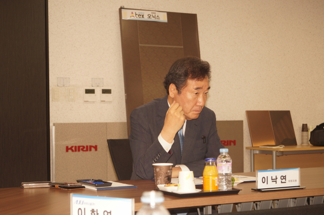 이낙연 더불어민주당 당 대표 후보가 29일 경북 구미국가산업단지 내 아주스틸(주)에서 현장 간담회를 열고 있다. 전병용 기자