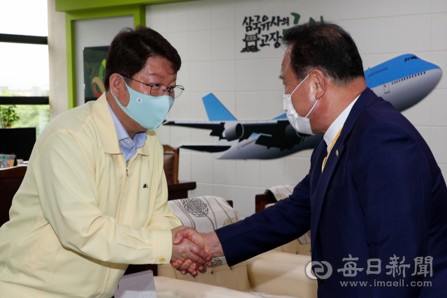 국방부장관과 군위군수의 통합신공항 면담이 성과없이 끝난 29일 오후 경북 군위군청에서 권영진(왼쪽) 대구시장과 김영만 군위군수가 만나 악수를 나누고 있다. 우태욱 기자 woo@imaei.com