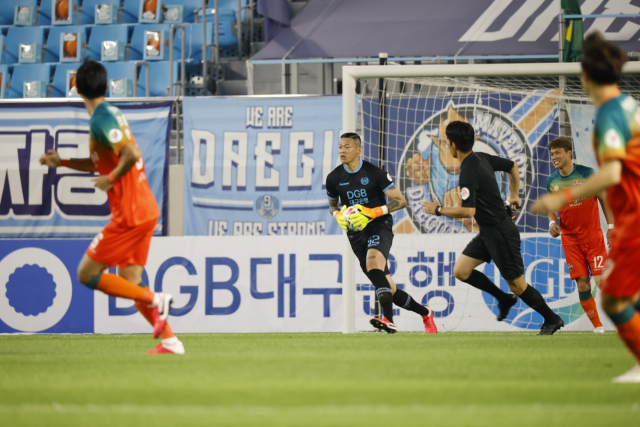 대구FC 골키퍼 구성윤이 킥 준비를 하고 있다. 대구FC 제공