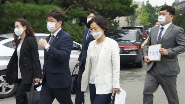 막말 논란으로 갈등을 빚고 있는 이태훈 달서구청장과 이신자 달서구의원 갈등이 맞고소전으로 비화됐다. 이 구의원이 29일 대구경찰청을 찾아 고소장을 제출하고 있다. 이신자 구의원 제공